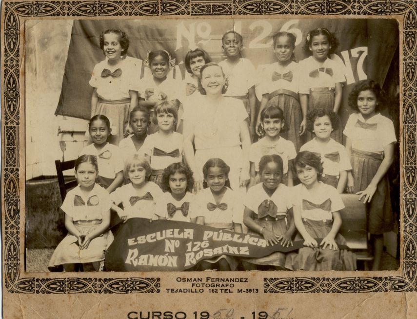 Alumnas del 2.º grado con la Srta. Inés, en 1950-51. Tania es la primera a la izquierda, en la segunda fila, con el cabello recogido y lazos blancos.&nbsp;
