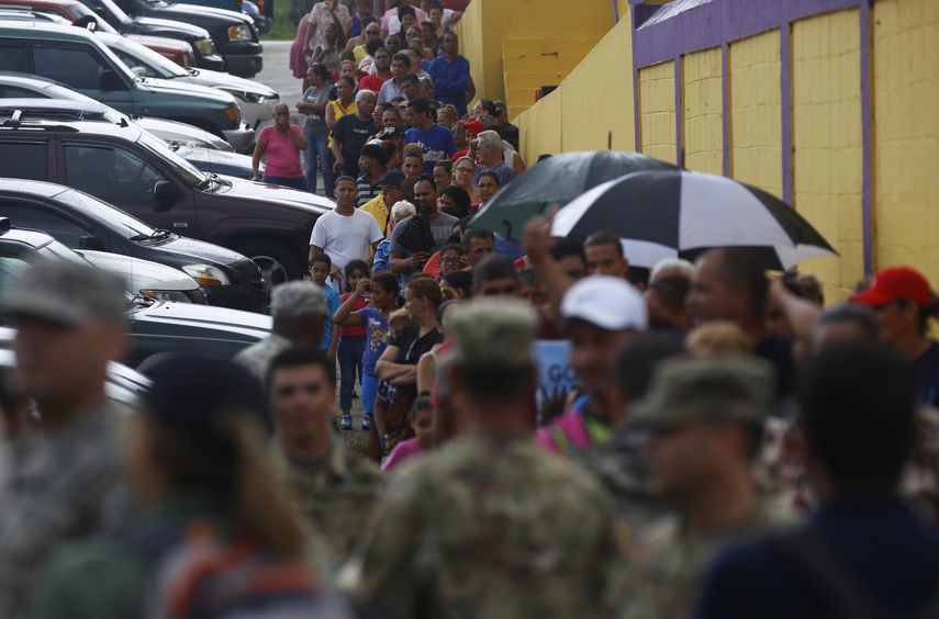 &nbsp;Personas damnificadas por el paso del huracán María hacen fila para recibir del ejército sus raciones de suministros en Las Piedras (Puerto&nbsp;Rico).&nbsp;