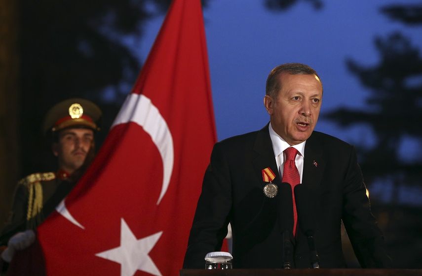 Turquía se opone a que EEUU arme a curdos