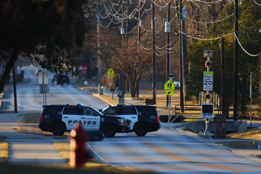 Patrullas de la policía bloquean el camino a la entrada de la Sinagoga de la Congregación Beth Israel en Colleyville, Texas.