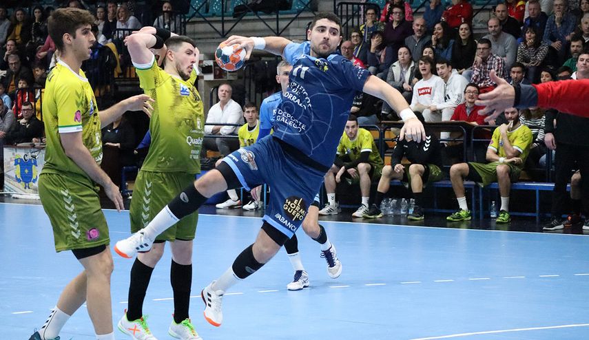 Miles de es estudiantes universitarios practican deportes.