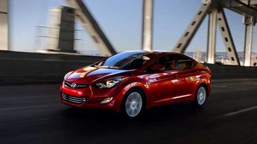 Hyundai Elantra ofrece un amplio espacio de carga. También eclipsa a sus compañeros de clase con una lista de características interiores, que solo estarían en un auto más caro.