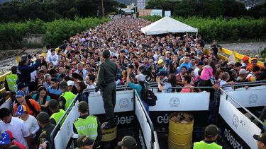 Venezolanos huyen de su país por la frontera con Colombia. 