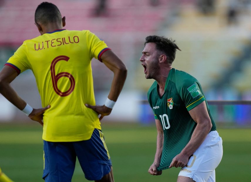 El boliviano Fernando Saucedo celebra tras anotar contra Colombia durante su partido de fútbol de clasificación sudamericano para la Copa Mundial de la FIFA Catar 2022 en el Estadio Olímpico Hernando Siles en La Paz &nbsp;
