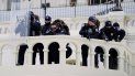Agentes de la policía observan a unos manifestantes que tratan de pasar a través de una barrera de la policía, el miércoles 6 de enero de 2021, en el Capitolio, en Washington. Agentes de la policía observan a unos manifestantes que tratan de pasar a través de una barrera de la policía, el miércoles 6 de enero de 2021, en el Capitolio, en Washington.