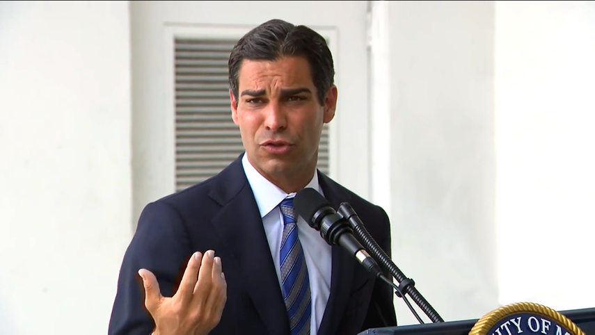 Francis Su&aacute;rez habla a la prensa.