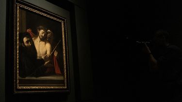 Una pintura del maestro italiano Caravaggio titulada “Ecce Homo” se muestra en el Museo del Prado en Madrid, el 27 de mayo de 2024.