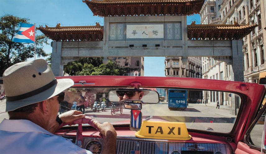 Un hombre emplea su vehículo como taxi para transportar pasajeros a través de las zonas icónicas de La Habana, Cuba.&nbsp;