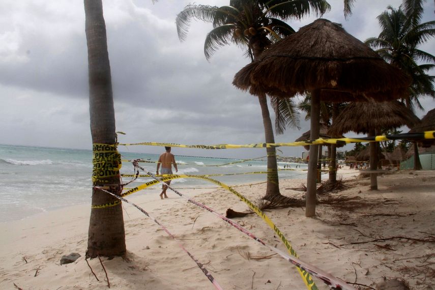 Cintas colocadas para clausurar la playa ondean al viento antes de la llegada de la tormenta tropical Zeta en Playa del Carmen, México, el lunes 26 de octubre de 2020.