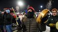 Manifestantes usan diversos instrumentos como parte de una protesta ruidosa frente al hotel donde se cree que se aloja el alto funcionario de la Patrulla Fronteriza, Gregory Bovino, en Maple Grove, un suburbio de Minneapolis, Minnesota, el 26 de enero de 2026. Manifestantes usan diversos instrumentos como parte de una protesta ruidosa frente al hotel donde se cree que se aloja el alto funcionario de la Patrulla Fronteriza, Gregory Bovino, en Maple Grove, un suburbio de Minneapolis, Minnesota, el 26 de enero de 2026.