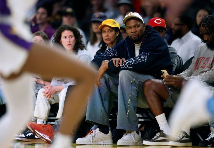 Kevin Durant observa el partido entre el Atlanta Dream y Los Angeles Sparks durante la victoria del Atlanta Dream por 88-82 en el Crypto.com Arena el 27 de mayo de 2025 en Los Ángeles, California. El alero espera cambiar de equipo y el Heat de Miami cuenta con grandes posibilidades&nbsp;