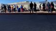 Migrantes en espera de noticias en un cruce fronterizo en Tijuana, México.&nbsp; &nbsp;