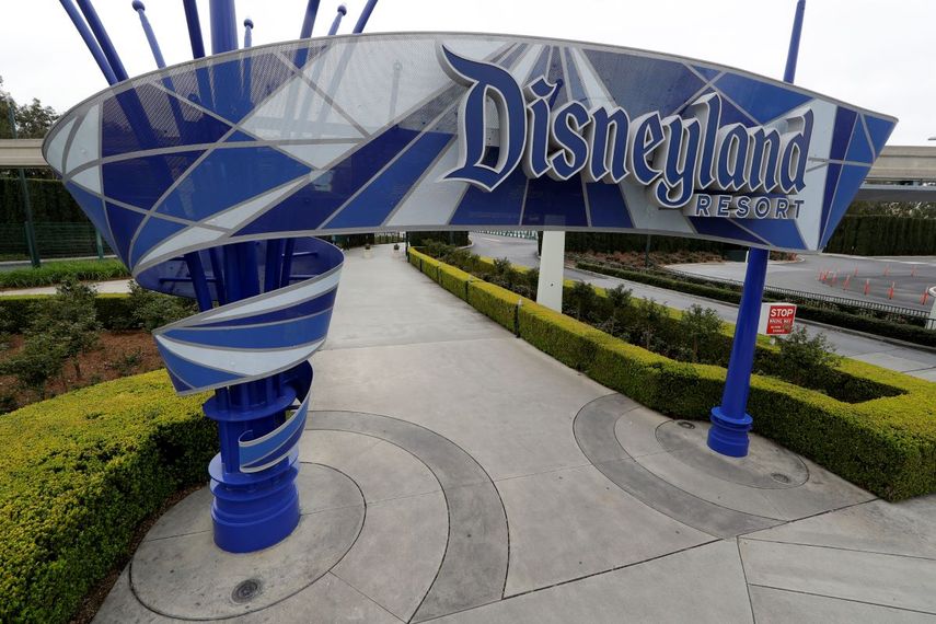 En esta fotografía tomada el miércoles 18 de marzo de 2020, se muestra una de las entradas al complejo Disneyland Resort, en Anaheim, California.&nbsp;