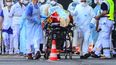 Trabajadores de la salud trasladan de un tren de alta velocidad hacia un hospital a un paciente infectado con el COVID-19, París, Francia.