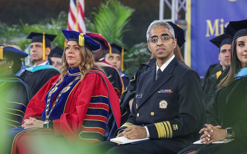 La presidenta de MDC, Madeline Pumariega, y el cirujano general de los Estados Unidos, Vivek Murthy, durante la ceremonia, 2022.