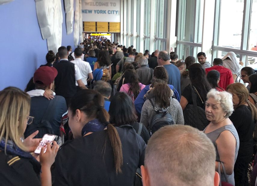 Fotografía proporcionada por Ninis Samuel, usuario de Twitter, de largas filas en la aduana del Aeropuerto Internacional John F. Kennedy, el viernes 16 de agosto de 2019, en Nueva York.