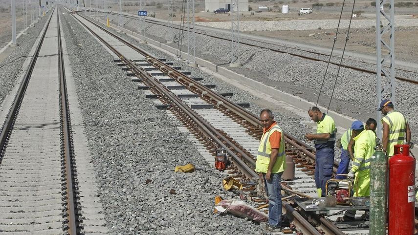 Trabajadores de un consorcio español trabajan en las obras finales del tren de alta velocidad entre las ciudades de La Meca y Medina, en Arabia Saudita.