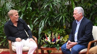 Fotografía difundida por la Presidencia cubana que muestra al dictador Miguel Díaz-Canel reunido con el actor estadounidense Kevin Costner en el Palacio de la Revolución de La Habana el 17 de marzo de 2025.
