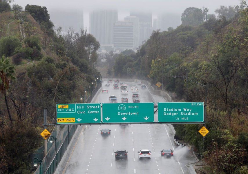 Los conductores se dirigen al centro de Los Ángeles durante una fuerte tormenta.