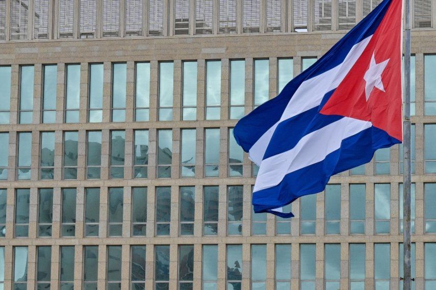 Una bandera de Cuba cerca de la Embajada de los Estados Unidos en La Habana, el 15 de enero de 2025.