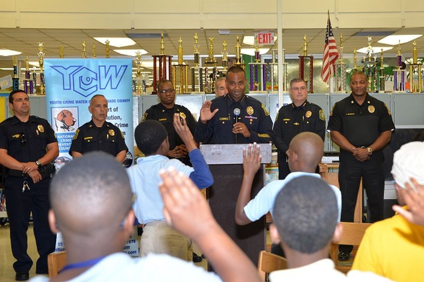 El Jefe del Departamento de Policía Escolar de Miami-Dade, Ian Moffet al momento de juramentar a los niños de la Escuela Primaria Norwood Elementary, en Miami Gardens, en el programa de Semana de la Concientización sobre las Armas.