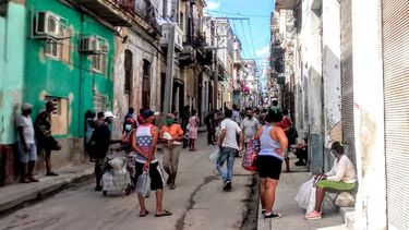 Cola para comprar refresco en la calle Maloja, en Los Sitios, La Habana,.