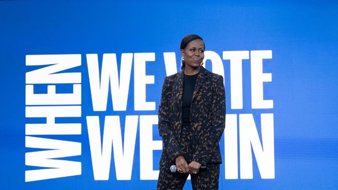 La ex primera dama de Estados Unidos, Michelle Obama, espera para hablar durante un mitin con la vicepresidenta estadounidense Kamala Harris en el Wings Event Center en Kalamazoo, Michigan, el 26 de octubre de 2024.