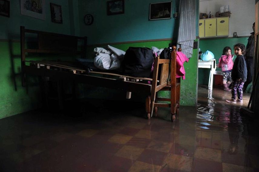 De los mil evacuados, cien fueron en la ciudad de Bragado, a 500 kilómetros de Buenos Aires, donde se produjo un pequeño tornado con ráfagas de viento superiores a los 120 kilómetros, que arrasó con decenas de techos y destruyó totalmente el mercado ce