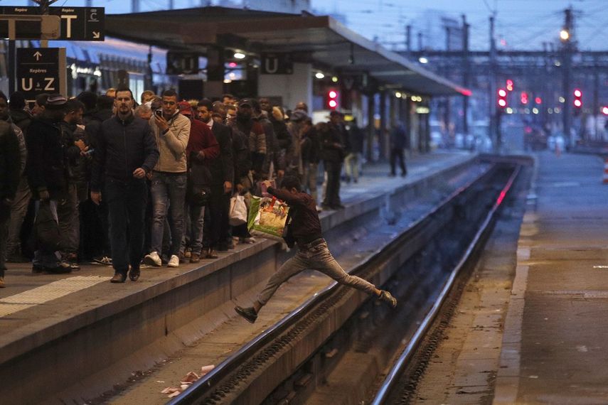 Un pasajero pasa encima de los rieles en la estaci&oacute;n de trenes Gare de Lyon en Francia, el 3 de abril del 2018.