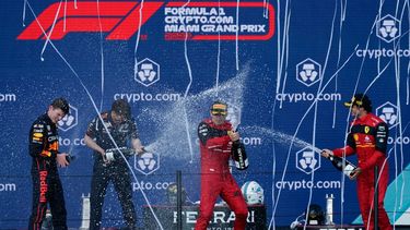El ganador de Red Bull, Max Verstappen, de los Países Bajos, el segundo, el piloto de Ferrari, Charles Leclerc, de Mónaco, y el tercer lugar, el piloto de Ferrari, Carlos Sainz, de España, celebran después de la carrera de autos del Gran Premio de Fórmula Uno de Miami en el Autódromo Internacional de Miami, el domingo 8 de mayo de 2022 , en Miami Gardens, Florida&nbsp;