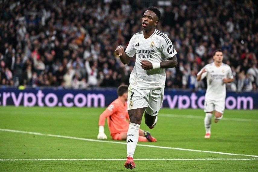 El brasileño Vinicius, del Real Madrid, celebra tras anotar el quinto gol de su equipo en un partido contra el Salzburgo, el 22 de enero de 2025.