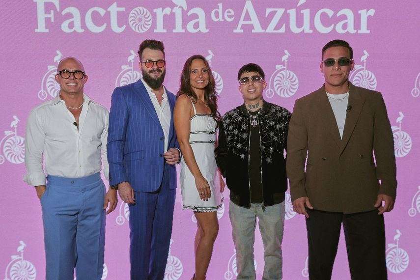 Rasiel Reyes, Carlos Cruz, Charissa Davidovici, Westcol y Ángel Sánchez en el restaurante Factoría de Azúcar, en el Dolphin Mall de Miami.