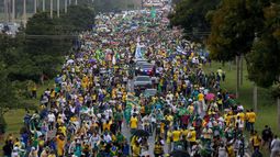 &nbsp;Partidarios del diputado federal brasileño Nikolas Ferreira y del expresidente Jair Bolsonaro caminan durante una marcha en Brasilia el 25 de enero de 2026.