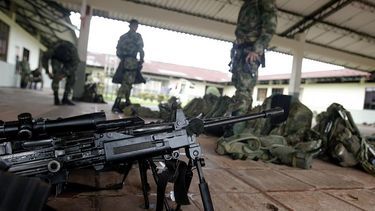 Vista de tropas del Ejército Nacional de Colombia la pasada semana en Quibdó (Colombia), antes de desplazarse a la zona donde fue secuestrado el general Rubén Darío Alzate a manos de las FARC. (EFE)