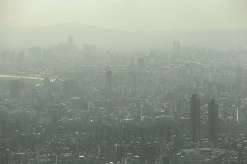El cielo de la capital china volvía a verse azul este jueves después de que una ola de frío y viento barriera el smog acumulado durante la noche, haciendo caer el nivel de partículas dañinas en el aire a un nivel moderado.(EFE)