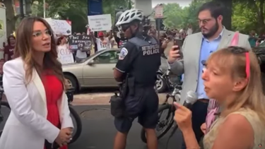 En un video tomado en Washington, a donde llegaron cubanos de todo el país para pedir libertades para su tierra, la senadora Ileana García le respondió de forma contundente a una activista de Code Pink, organización de izquierda en EEUU a favor del régimen de La Habana.&nbsp;