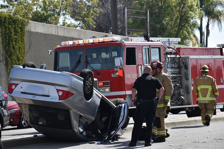 Rescatistas y bomberos atienden un accidente automovilístico. Imagen referencial.
