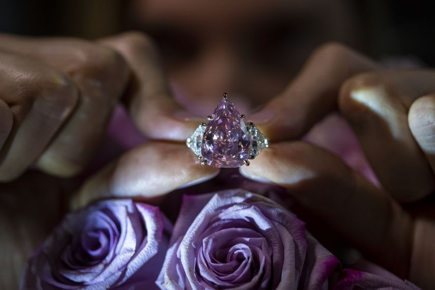 Una empleada de Christies muestra un diamante rosa de 18 quilates llamado The Fortune Pink en Ginebra el 2 de noviembre del 2022.&nbsp;