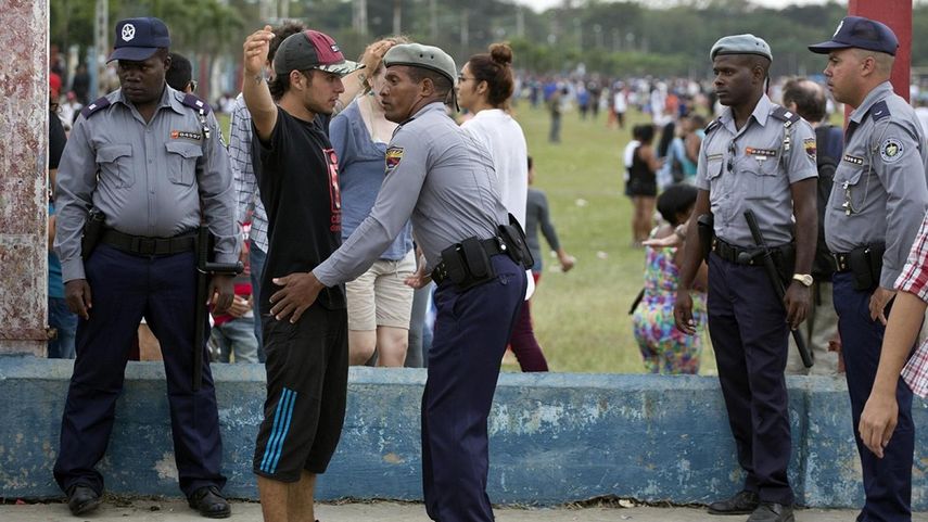 Agentes de la policía del régimen cubano le realizan un cacheo a un joven.