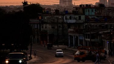 El sol se pone en Cuba y La Habana va quedando a oscuras por un corte de luz el 26 de junio de 2024. 