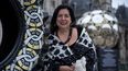 La artista mexicana Betsabeé Romero&nbsp;posa en París el 25 de noviembre de 2021.