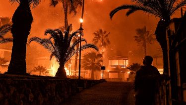 Un hombre frente a un incendio forestal en Schinos, al oeste de Atenas, Grecia, el 19 de mayo de 2021.&nbsp; &nbsp;