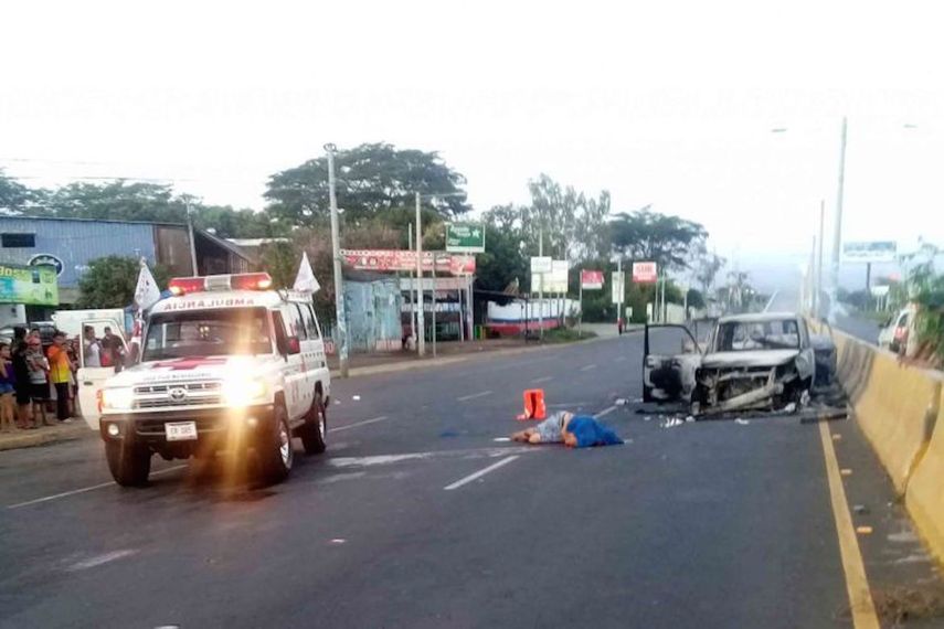 La víctima quedó en el suelo al lado de los dos vehículos quemados.&nbsp;