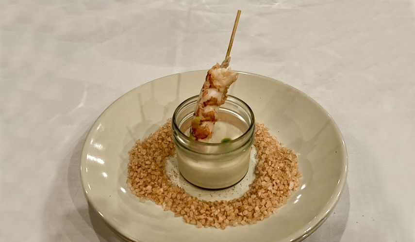 Langostino hecho a la sal, que viene acompañado de un sedoso caldo de ajo blanco, típico de la zona de Málaga, en Andalucía.