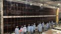 NASA: Ingenieros ante uno de los nuevos paneles solares diseñados para la Estación Espacial Internacional NASA: Ingenieros ante uno de los nuevos paneles solares diseñados para la Estación Espacial Internacional