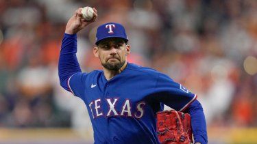 Nathan Eovaldi, lanzador abridor de los Rangers de Texas, trabaja durante la primera entrada del Juego 6 de la Serie de Campeonato de la Liga Americana en contra d elos Astros de Houston, el domingo 22 de octubre de 2023, en Houston.&nbsp;