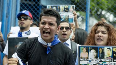 Varios jóvenes participan en un plantón el lunes 2 de julio de 2018, en el exterior de la cárcel conocida como El Chipote, en Managua, Nicaragua.&nbsp;