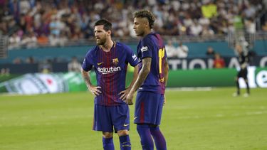 Lionel Messi de Barcelona, ​​izquierda, y Neymar, derecha, de pie en el campo durante un descanso en la acción durante la primera mitad de un partido de fútbol de la Copa de Campeones Internacional contra el Real Madrid, el sábado 29 de julio de 2017, en Miami Gardens, Florida