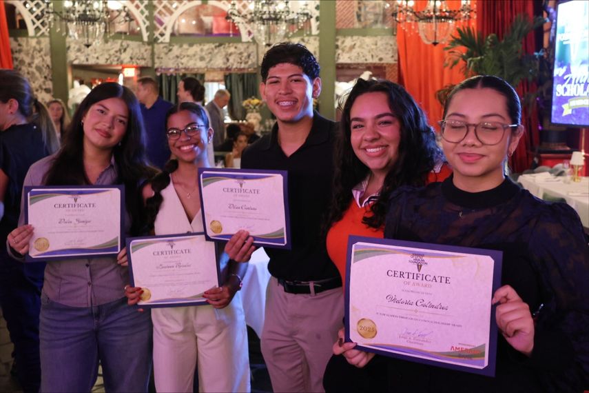 En el evento, realizado en Calle Dragones en el corazón de la Pequeña Habana, fueron reconocidos 12 nuevos beneficiarios