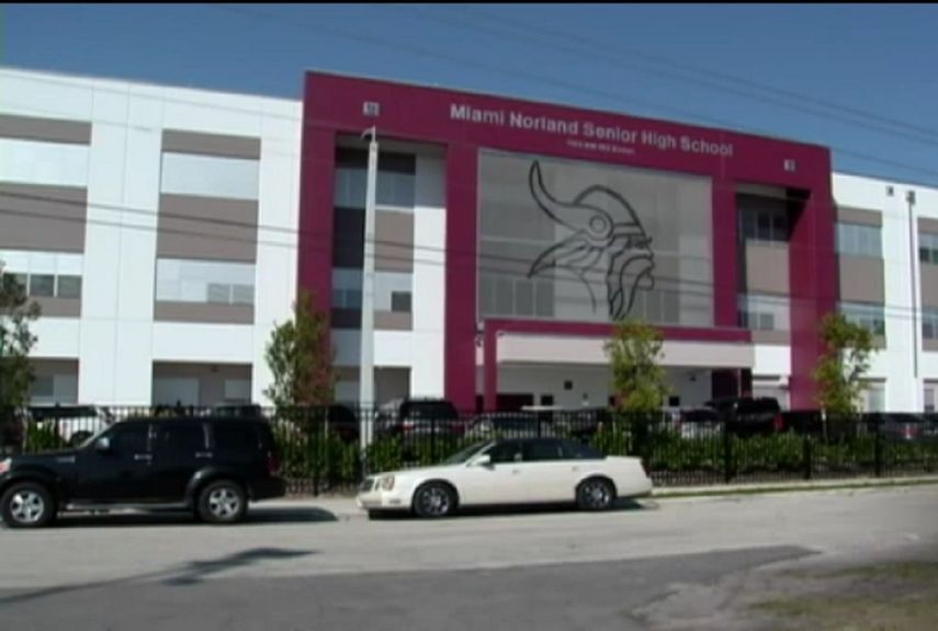 Los cuatro estudiantes detenidos fueron llevados ante las autoridades para interrogarlos.